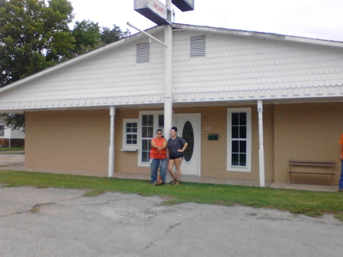 Payless Inn (Hominys Little Dumpling)